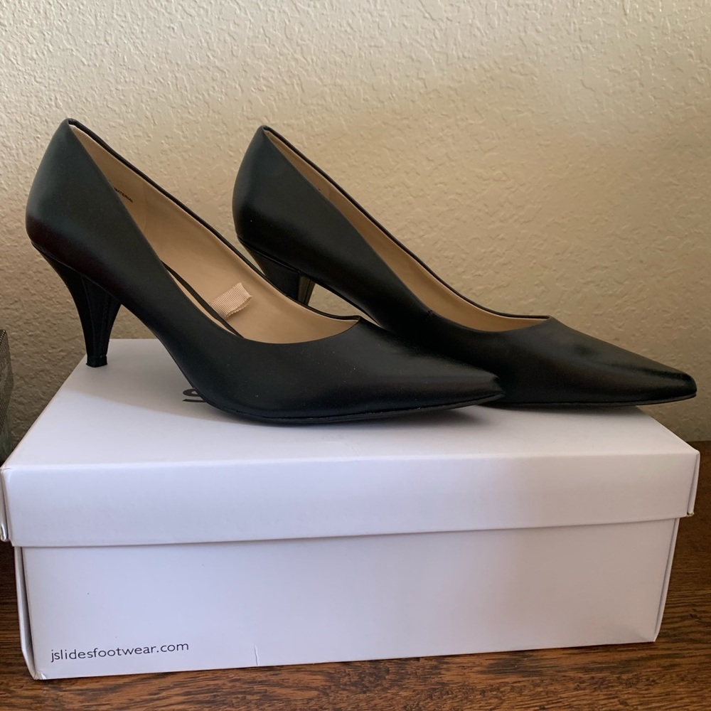 NWOT Never worn comfortable black leather Nine West pumps. Low heel 2-3 in.
